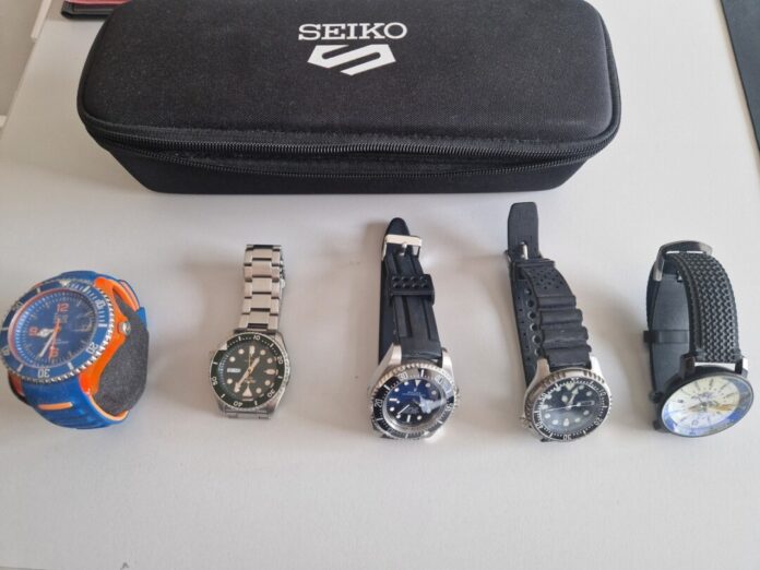 Die Polizei sucht nach dem Eigentümer dieser Armbanduhren. Foto: Polizei