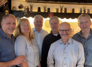 50 Jahre Badminton im Turnerbund Wülfrath: Gruppenfoto der ehemaligen Abteilungsleiter. Fotos: TBW