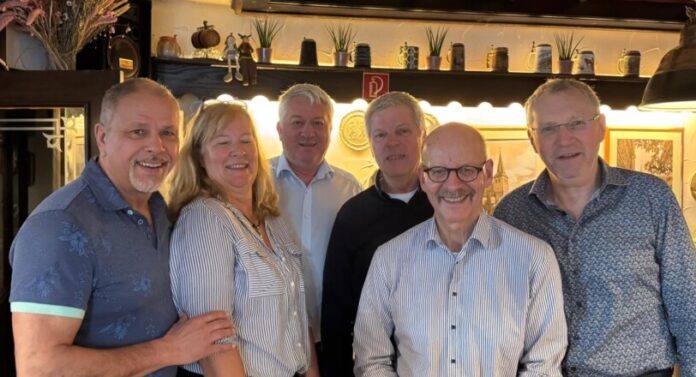 50 Jahre Badminton im Turnerbund Wülfrath: Gruppenfoto der ehemaligen Abteilungsleiter. Fotos: TBW