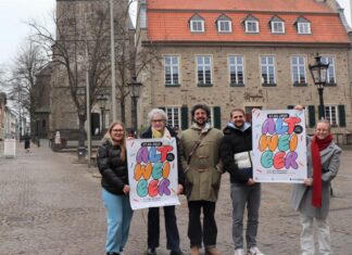 Freuen sich auf stimmungsvolle Altweiber-Jugendpartys (von links): Patrizia Scheunemann (Jugendrat), Marion Ramrath, Robert Thaler und Dylan Hart (alle Amt für Kinder, Jugend und Familien) sowie Bibiana Rudakowski (Jugendrat). Foto: Stadt Ratingen