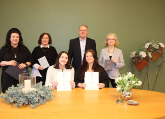 Anna Schwarzbach (vorne links) und Jessica Seils haben ihre Bestellungsurkunden erhalten und komplettieren nun das Team des Standesamtes, das ferner aus (von rechts) Amtsleiterin Brigitta Brakmann, Dieter Hertenberger, Nicole Kahnert und Abteilungsleiterin Jasmin Piller besteht. Foto: Stadt Ratingen
