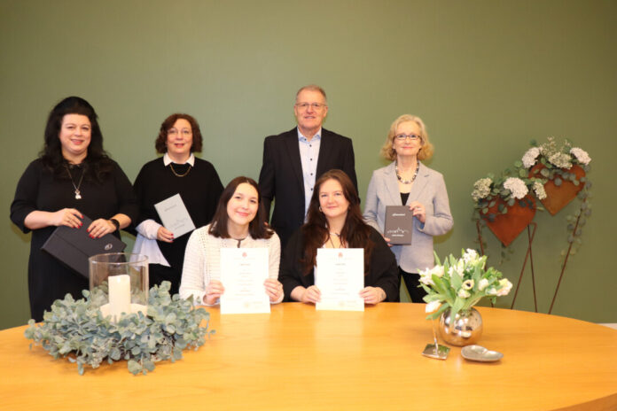 Anna Schwarzbach (vorne links) und Jessica Seils haben ihre Bestellungsurkunden erhalten und komplettieren nun das Team des Standesamtes, das ferner aus (von rechts) Amtsleiterin Brigitta Brakmann, Dieter Hertenberger, Nicole Kahnert und Abteilungsleiterin Jasmin Piller besteht. Foto: Stadt Ratingen