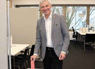 Bürgermeister Klaus Pesch hat seine Stimmen zur Bundestagswahl bereits per Briefwahl abgegeben. Seine Bitte: Gehen Sie wählen! Und wenn per Briefwahl, am besten direkt im Rathaus. Foto: Stadt Ratingen