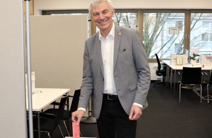 Bürgermeister Klaus Pesch hat seine Stimmen zur Bundestagswahl bereits per Briefwahl abgegeben. Seine Bitte: Gehen Sie wählen! Und wenn per Briefwahl, am besten direkt im Rathaus. Foto: Stadt Ratingen