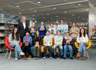 Bürgermeister Klaus Pesch begrüßte die Schülerinnen und Schüler in Ratingen zum Teil-Kreisentscheid, den Annah Göckeritz (vordere Reihe, 3. von rechts) gewann. Foto: Maik Grabosch