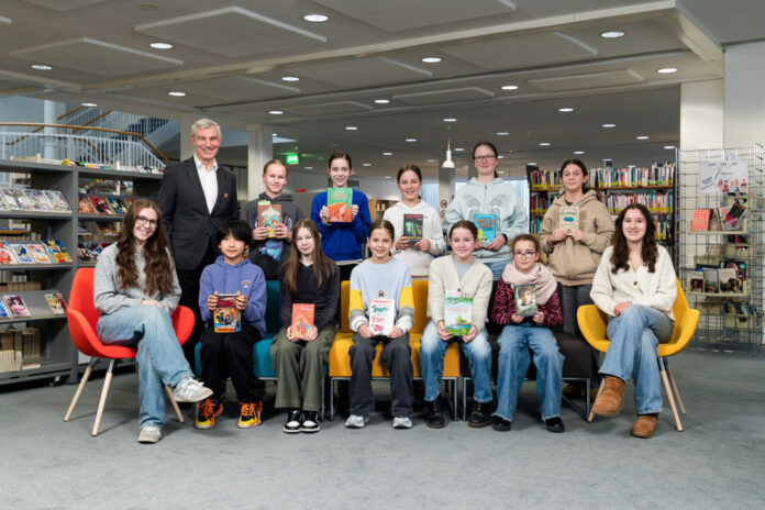 Bürgermeister Klaus Pesch begrüßte die Schülerinnen und Schüler in Ratingen zum Teil-Kreisentscheid, den Annah Göckeritz (vordere Reihe, 3. von rechts) gewann. Foto: Maik Grabosch