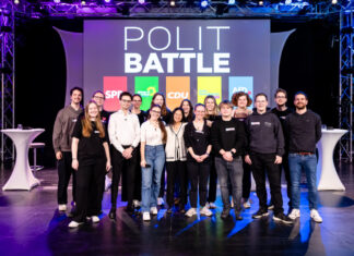 Vor dem PolitBattle kamen Vertreterinnen und Vertreter von Jugendrat und Jugendamt zum Gruppenfoto zusammen. Foto: Jugendrat