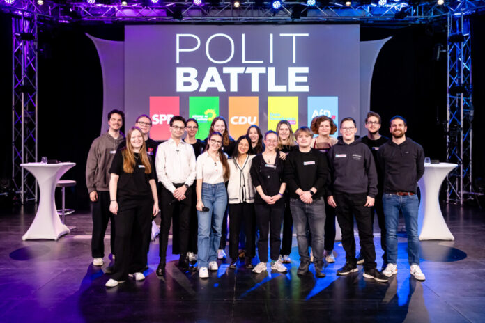 Vor dem PolitBattle kamen Vertreterinnen und Vertreter von Jugendrat und Jugendamt zum Gruppenfoto zusammen. Foto: Jugendrat