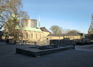 Der Essener Dom samt Domschatz mitten in der Innenstadt. Foto: Volkmann