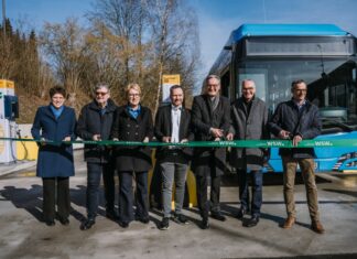 Dr. Katrin Linthorst (Geschäftsbereich Klima- und Umweltschutz, Nachhaltigkeit, Grünflächen und Recht der Stadt Wuppertal), Heiner Fragemann (Bürgermeister Wuppertal), Sabine Schnake (Geschäftsführerin der WSW mobil GmbH), Lars Jakobsen (Geschäftsführer Everfuel), Markus Hilkenbach (WSW-Vorstandsvorsitzender), Dietmar Bell (WSW-Aufsichtsratsvorsitzender) und Christian Goll (Geschäftsführer Solaris) (v. l.). Foto: WSW/Kintopp Film