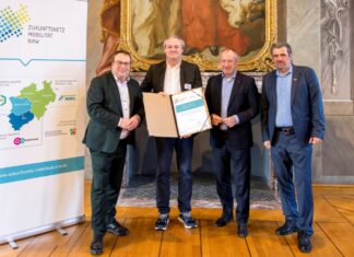 Urkundenübergabe an Mettmanns Wirtschaftsförderer Stephan Reichstein (2. v. l.) durch Oliver Krischer (l.), NRW-Minister für Umwelt, Naturschutz und Verkehr, Oliver Wittke (2. v. r.), Vorstandssprecher Verkehrsverbund Rhein-Ruhr und Michael Zyweck, Leiter der Koordinierungsstelle Rhein-Ruhr. Foto: go.Rheinland GmbH/Smilla Dankert