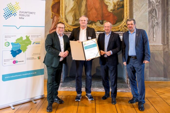 Urkundenübergabe an Mettmanns Wirtschaftsförderer Stephan Reichstein (2. v. l.) durch Oliver Krischer (l.), NRW-Minister für Umwelt, Naturschutz und Verkehr, Oliver Wittke (2. v. r.), Vorstandssprecher Verkehrsverbund Rhein-Ruhr und Michael Zyweck, Leiter der Koordinierungsstelle Rhein-Ruhr. Foto: go.Rheinland GmbH/Smilla Dankert