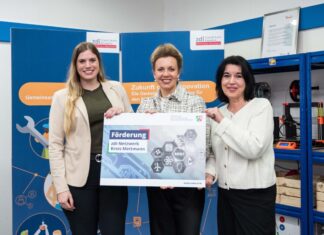 Für das zdi-Netzwerk Kreis Mettmann nahmen Verena Schreiber und Marion Taha die Förderurkunde entgegen. Foto: MKW NRW/Caroline Seidel