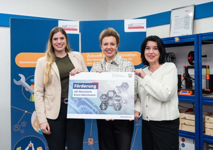 Für das zdi-Netzwerk Kreis Mettmann nahmen Verena Schreiber und Marion Taha die Förderurkunde entgegen. Foto: MKW NRW/Caroline Seidel