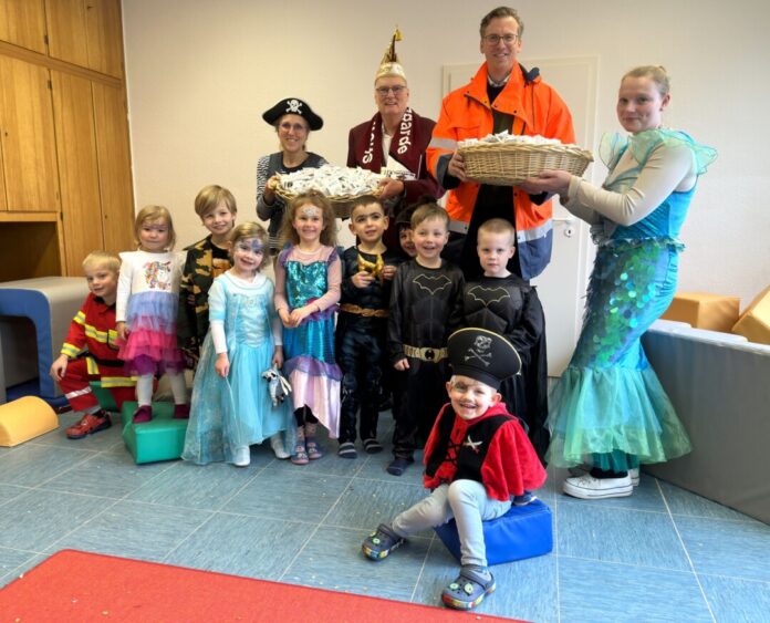 Gabor Lang, Werksleiter des Lhoist-Kalkwerks Flandersbach überreicht einen Teil der Rosenmontags-Süßigkeiten an die Kinder der evangelischen Kita Rohdenhaus und ihre Erzieherinnen sowie an den Vorsitzenden der Kalkstadt Narren Wülfrath, Andreas Schulz. Foto: Lhoist