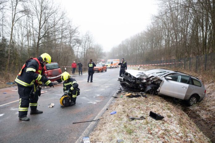 Schwerer Glatteisunfall im Kreis Olpe: Eine 34 Jahre alte Mutter wurde lebensgefährlich verletzt