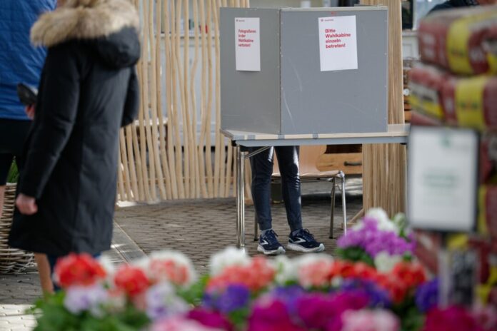 Ein Wahllokal in Köln war im Gewächshaus eines Gartenbaubetriebs eingerichtet. 