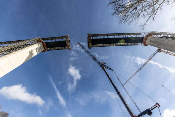 Gestern fehlten noch einige Meter, nun ist die Verbindung wieder herstellt: Bis man die Rahmede-Talbrücke auch wieder befahren kann, dauert es noch ein gutes Jahr.