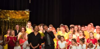 Petra Postert und Matthias Röttger mit den Chören auf der Bühne. Foto: Lutz Wulfestieg