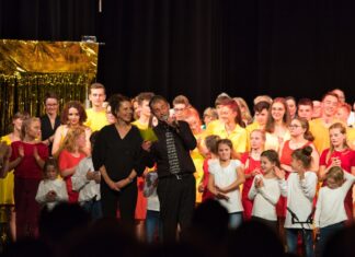 Petra Postert und Matthias Röttger mit den Chören auf der Bühne. Foto: Lutz Wulfestieg