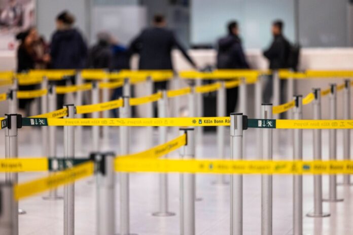 Ganztägige Warnstreiks an den Flughäfen Köln/Bonn und Düsseldorf werden nach Einschätzung der Airports für Verspätungen und Flugausfälle sorgen. (Archivbild)