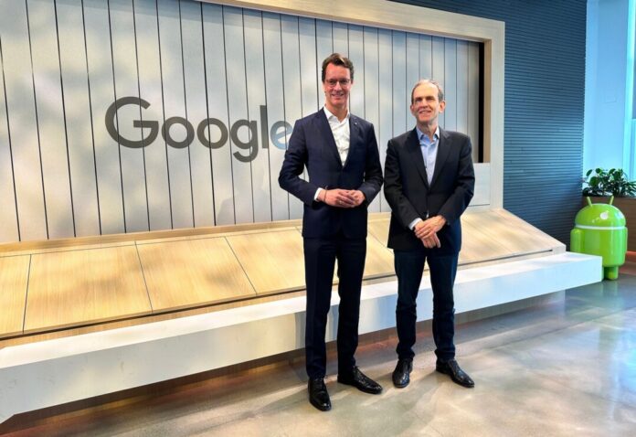 Hendrik Wüst bei seiner USA-Reise mit Google-Manager Ken Walker. (Archivbild)