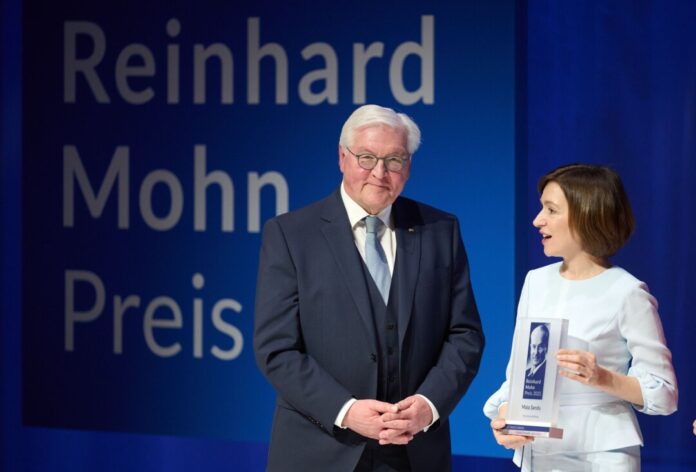 Bundespräsident Frank-Walter Steinmeier und Maia Sandu, Präsidentin der Republik Moldau, stehen auf der Bühne bei der  Verleihung Reinhard-Mohn-Preis 2025.