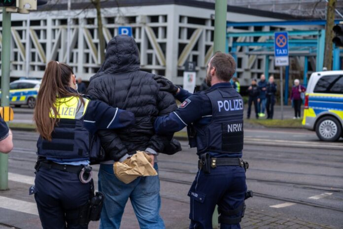 Vor Ort waren nach den Schüssen zwei Personen festgenommen worden.