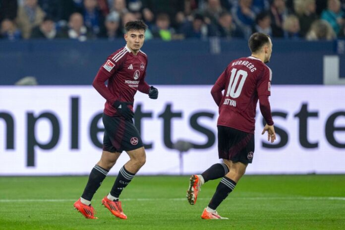  Jens Castrop (l) spielt in der neuen Saison für Mönchengladbach.