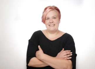 Anna Tefert liest aus Silke Bogers Buch "Mädchenklo“. Fotorechte: Anna Tefert
