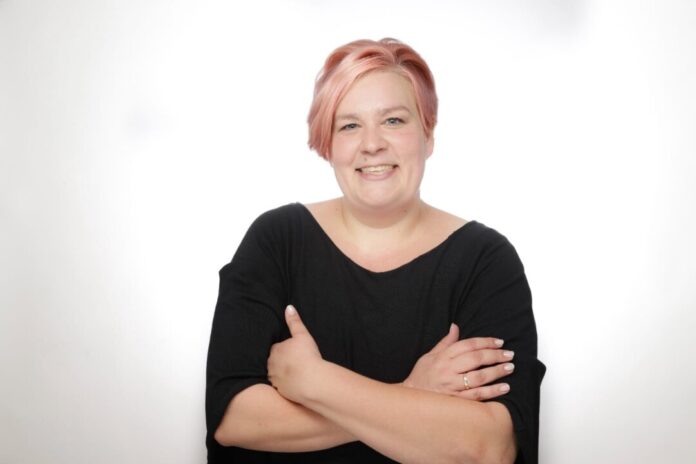 Anna Tefert liest aus Silke Bogers Buch "Mädchenklo“. Fotorechte: Anna Tefert