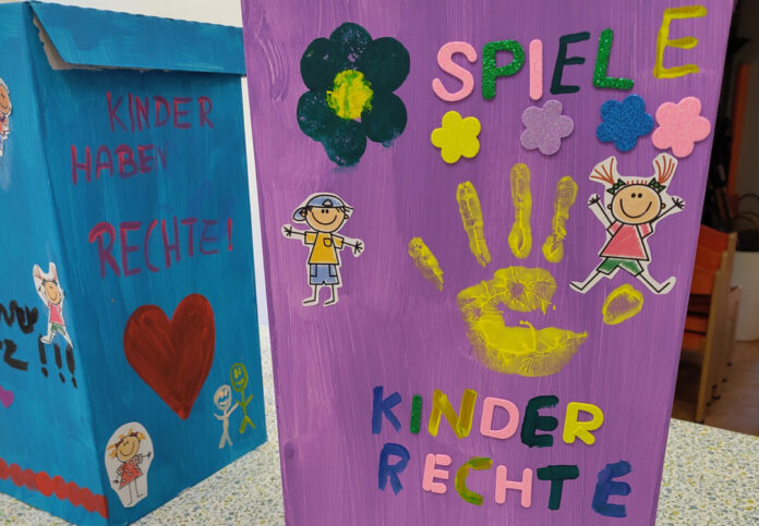 Mehrere Arbeitskreise des Erkrather Kinderparlaments haben gemeinsam bunte Einwurfboxen für alle Grundschulen im Stadtgebiet gebastelt, um auf das Recht auf Mitbestimmung hinzuweisen und zur Beteiligung an der Jugendbefragung 2025 zu motivieren. Foto: Stadt Erkrath
