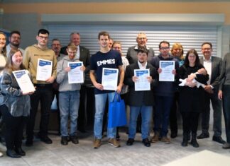 Große Freude bei der Lossprechung der Absolventinnen und Absolventen des Berufsbildungsprogramms. Foto: WFB Werkstätten