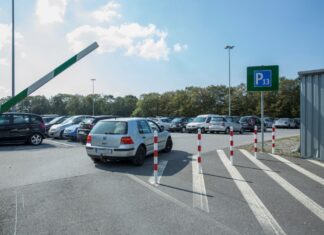 Wer mit dem Auto zum Düsseldorfer Karneval will, parkt ganz entspannt auf dem Parkplatz P13 am Düsseldorfer Flughafen Foto: Flughafen Düsseldorf / Andreas Wiese