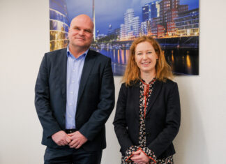 Wechsel im Finanzamt: Holger Walpert tritt die Nachfolge von Jutta Kieseler-Thanscheidt. Kathrin Kirchner (r.), Finanzpräsidentin der Oberfinanzdirektion Nordrhein-Westfalen, gratuliert. Foto: Finanzamt