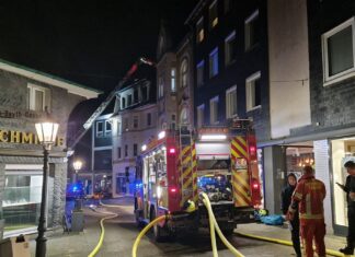 Kurz nach 21 Uhr am Samstagabend: Einsatz in der Wülfrather Fußgängerzone. Foto: Kling