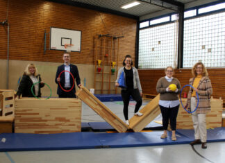 Gerhard Stiftung und Rückenwind-Projektleiterin Claudia Aust von Du Ich Wir. Foto: Stadt Erkrath