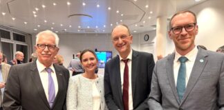 Landrat Thomas Hendele (links), CDU-Landratskandidatin Bettina Warnecke und Jan Heinisch (rechts) gratulieren zum Wahlerfolg. Foto: CDU