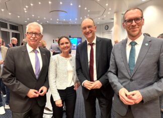 Landrat Thomas Hendele (links), CDU-Landratskandidatin Bettina Warnecke und Jan Heinisch (rechts) gratulieren zum Wahlerfolg. Foto: CDU