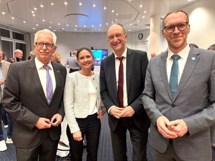 Landrat Thomas Hendele (links), CDU-Landratskandidatin Bettina Warnecke und Jan Heinisch (rechts) gratulieren zum Wahlerfolg. Foto: CDU