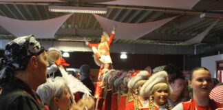 Die Prinzengarde Rot-Weiss Ratingen sorgte für gute Stimmung in der Festhalle. Foto: Prinzengarde Rot-Weiss Ratingen