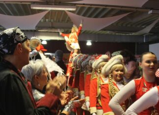 Die Prinzengarde Rot-Weiss Ratingen sorgte für gute Stimmung in der Festhalle. Foto: Prinzengarde Rot-Weiss Ratingen