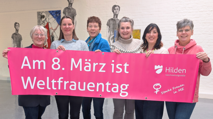 Kirsten Max (Stadt Hilden), Nicole Krengel (Stadt Haan), Anne Pollmann (Stadt Erkrath), Regina Konrad (Stadt Monheim), Franca Calvano (Stadt Wülfrath) und Gudrun Kraft (Stadt Langenfeld) bei der Gleichstellungskonferenz im Kunstraum Gewerbepark-Süd in Hilden. Foto: Stadt Hilden