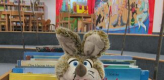 Die Handpuppe „Lesetrine“ begleitet die Lesekrabbler in der Kinderbibliothek. Foto: Stadt Ratingen