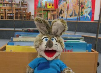 Die Handpuppe „Lesetrine“ begleitet die Lesekrabbler in der Kinderbibliothek. Foto: Stadt Ratingen