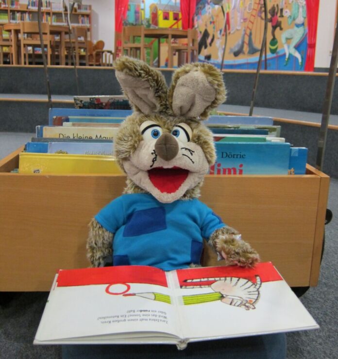 Die Handpuppe „Lesetrine“ begleitet die Lesekrabbler in der Kinderbibliothek. Foto: Stadt Ratingen