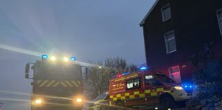 Feuerwehrfahrzeuge der Feuerwehr Mettmann vor dem abgesperrten Bereich. Foto: FW Mettmann