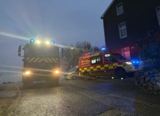 Feuerwehrfahrzeuge der Feuerwehr Mettmann vor dem abgesperrten Bereich. Foto: FW Mettmann