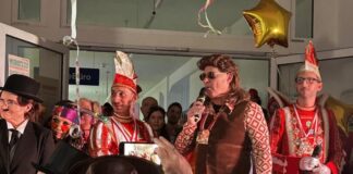 Prinz Patrick, Bürgermeister Dirk Lukrafka und Prinz Tim auf der kleinen Bühne. Foto: Dlugosch
