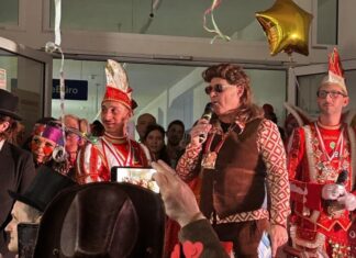 Prinz Patrick, Bürgermeister Dirk Lukrafka und Prinz Tim auf der kleinen Bühne. Foto: Dlugosch